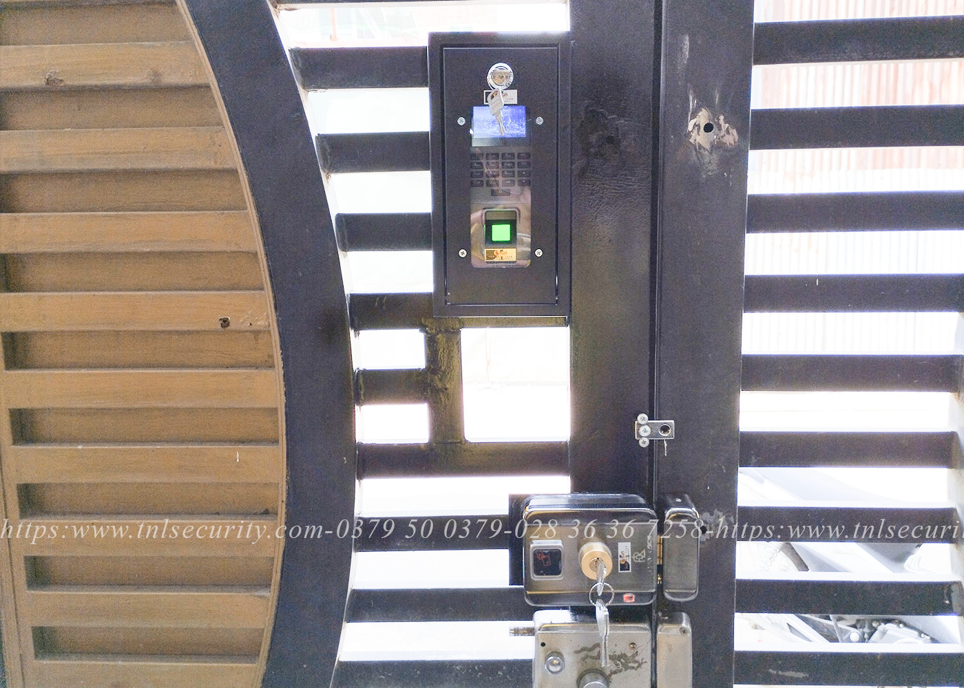 Lap-dat-cong-trinh-khoa-van-tay-cua-sat-tai-Tan-Phu